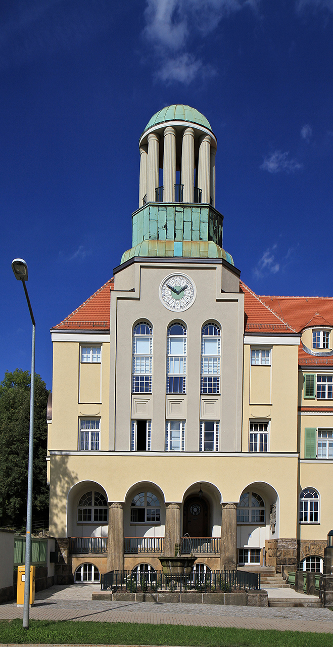 Straßenansicht mit Eingangsbereich vom Firmensitz der Wohnungsgesellschaft Freital, Foto: WGF
