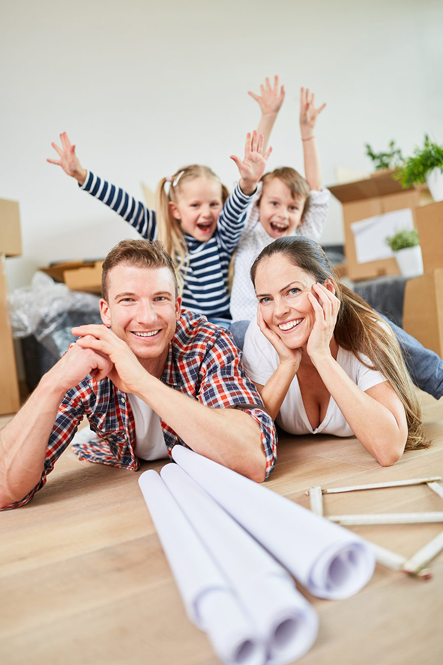 Symbolbild für eine glückliche Familie nach dem Umzug in ihre neue Wohnung mit Umzugskartons. Foto: Robert Knechte