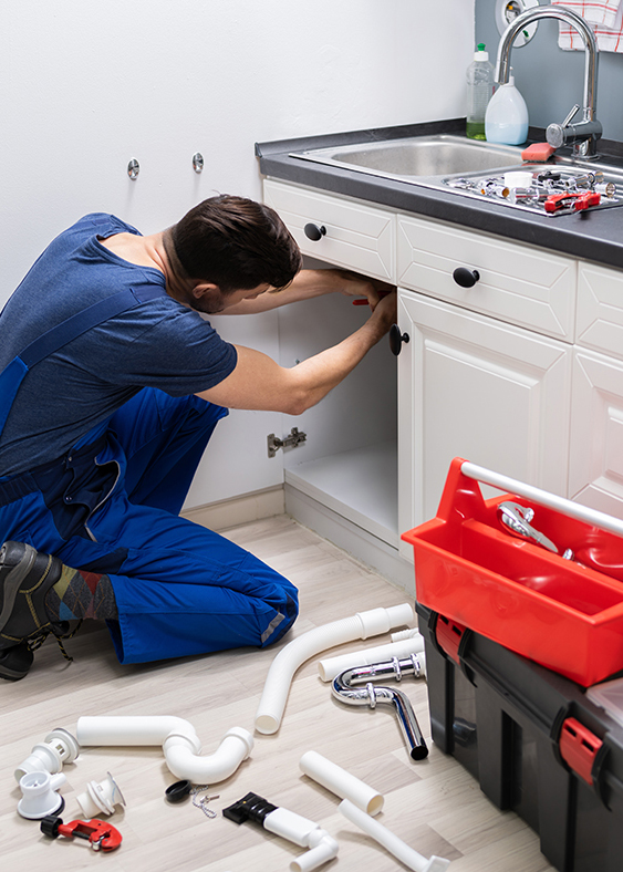 Symbolbild für Reparaturanfrage - Klempner repariert den Abfluss in der Küchenspüle. Foto: Andrey Popov Adobe Stock