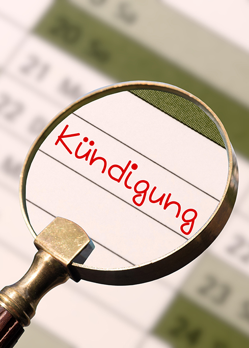 Symbolbild eines Kalenders und einer Lupe mit der Beschriftung Kündigung zu den Hinweisen Kündigung und Co.. Foto: studio v zwoelf, AdobeStock
