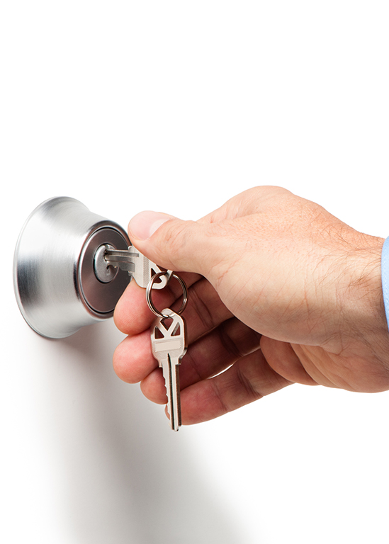 Mann schließt Tür auf, als Symbolbild für Schnlüsselnachbestellung. Foto: Eric Hood, AdobeStock