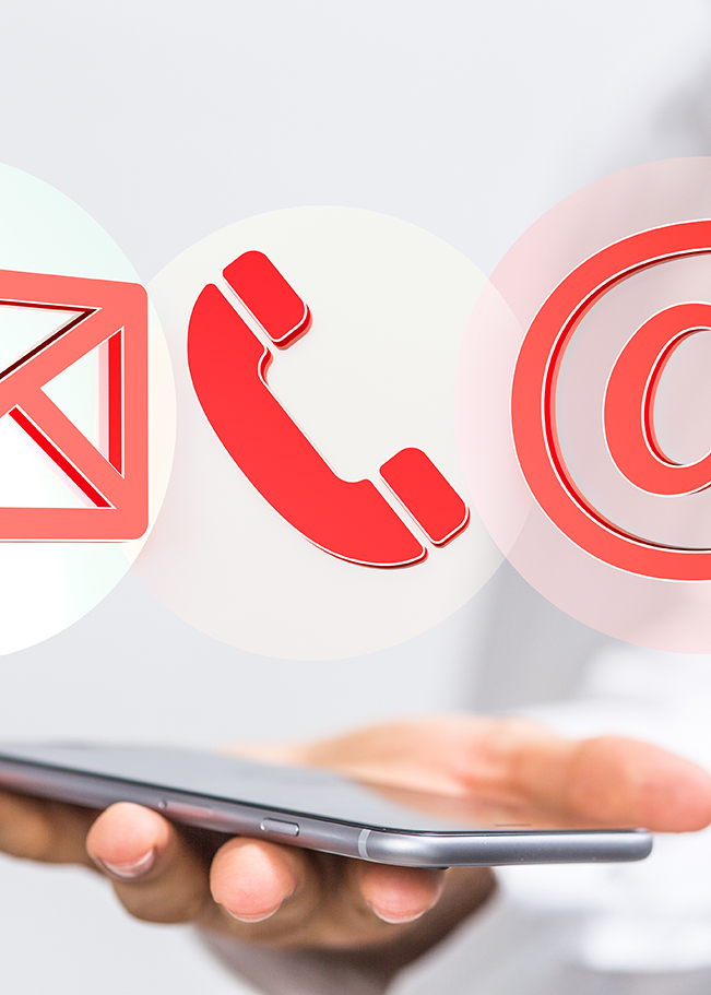 Symbol für die Rückrufbitte – Smartphone auf der Hand liegend. Foto: vegafox, AdobeStock