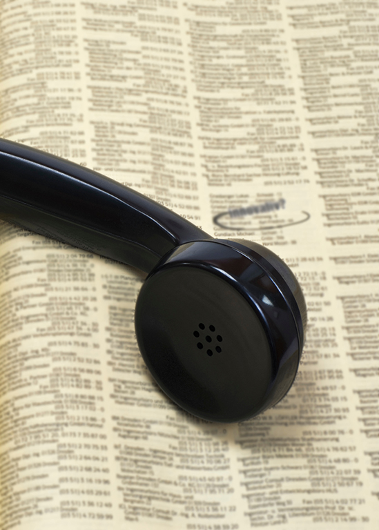 altes Telefonbuch und Telefonhörer als Symbol – Liste mit relevanten Rufnummern. Foto:Gehkah, AdobeStock