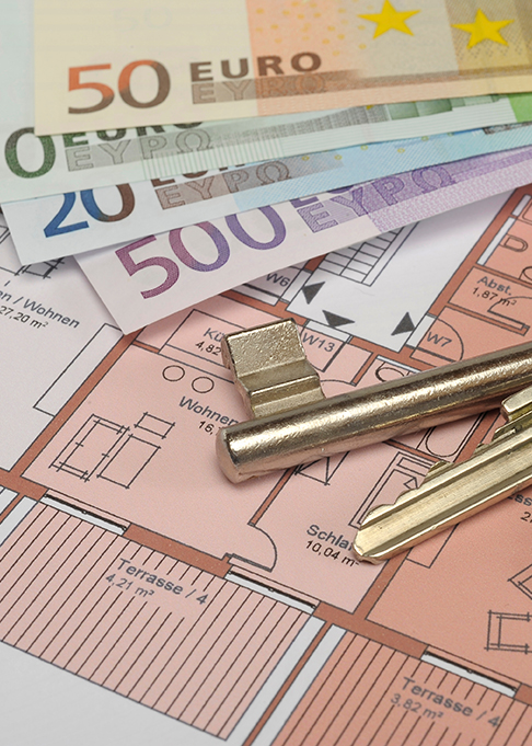 Symbolische Wohnungsschlüssel und Euro Geldscheine als Miete für eine Wohnung auf der Ratgeberseite der WGF. Foto: Wolfsiver, Adobe Stock