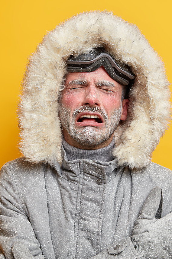 Foto eines Mannes, der wegen Kälte friert und gestresst ist. Foto: wayhome.studio AdobeStock