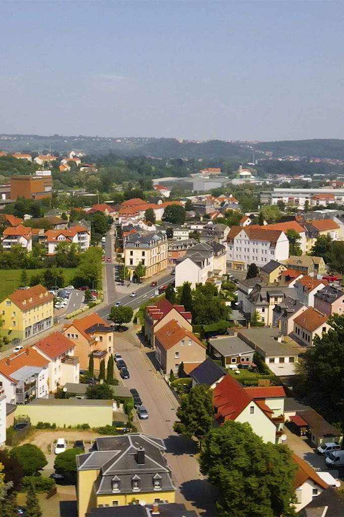 Luftaufnahme von Freital-Deuben mit Blick auf die Dresdner Straße. Foto: Willi Papperitz