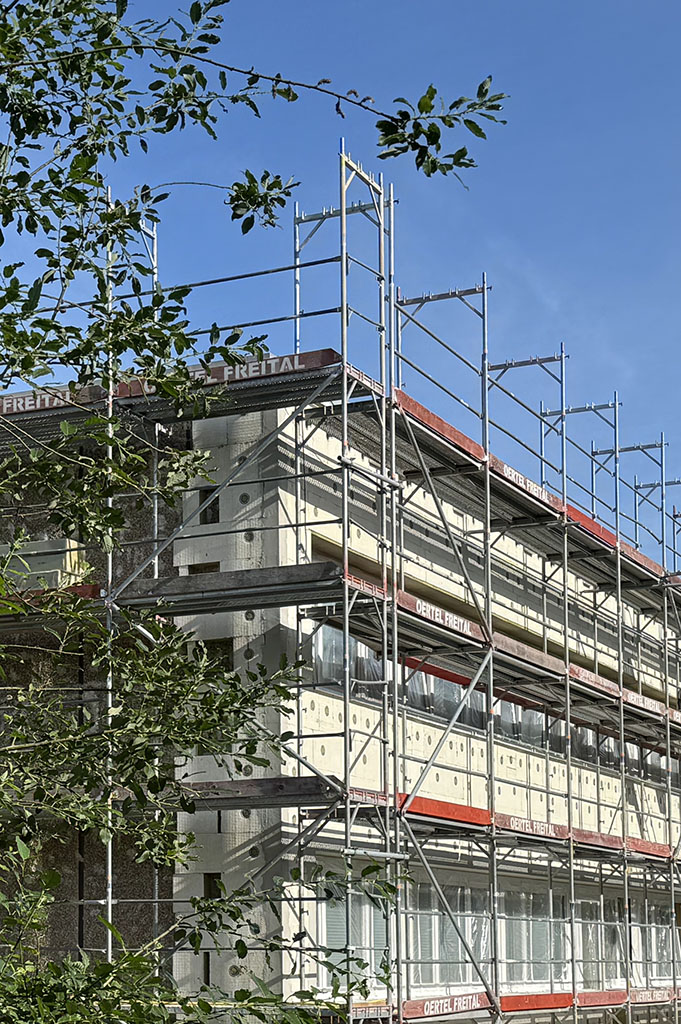 Gebäude Glück-Auf-Straße 3 in Freital-Zauckerode mit Baugerüst. Foto: WGF