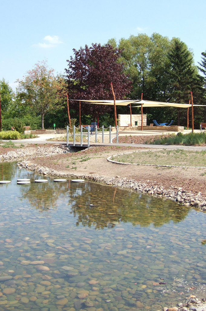 Blick in den Mehrgenerationenpark in Freital-Zauckerode mit Teich und Sitzflächen. Foto: WGF