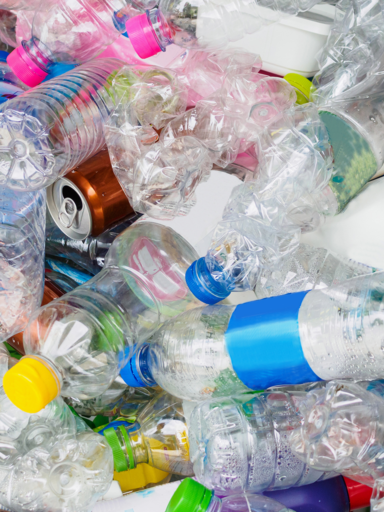 Plastikflaschen zu Recyclen als Symbolbild für den Ratgeber zu gelben Tonne. Foto: Kwangmoozaa, AdobeStock