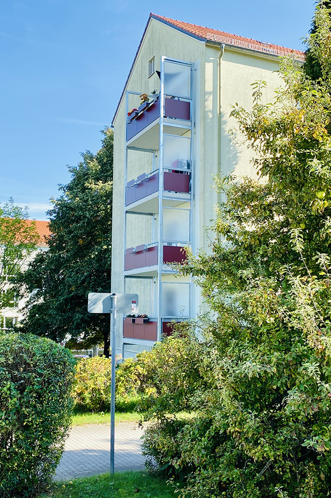 Schachtstraße 39 in Freital-Döhlen mit neuem Balkonturm an der Giebelseite. Foto: WGF
