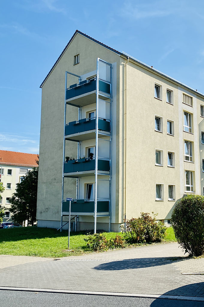 Neue Balkone an der Giebelseite und Front der Schachtstraße 53 in Freital-Döhlen. Foto: WGF