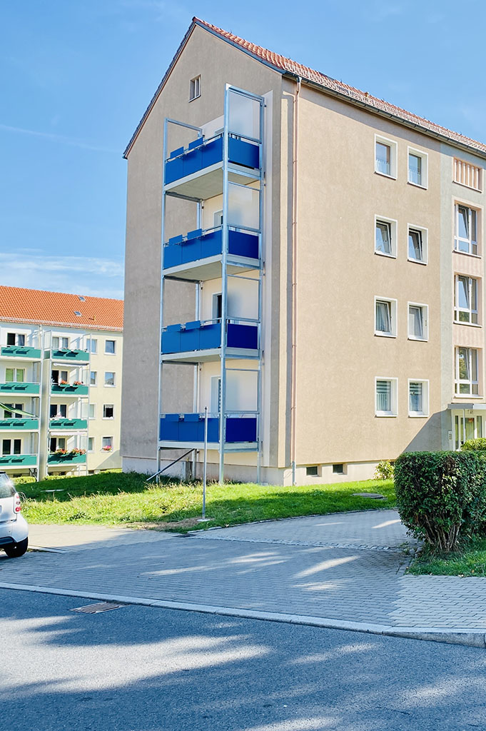 Neue Balkone an der Giebelseite der Schachtstraße 67 in Freital-Döhlen. Foto: WGF