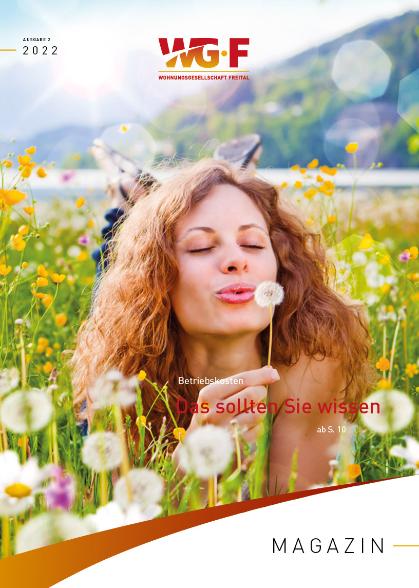 Ausgabe 02/2022: „Cover des Mieter-Magazins 02/2022 mit junger Frau auf Blumenwiese.“