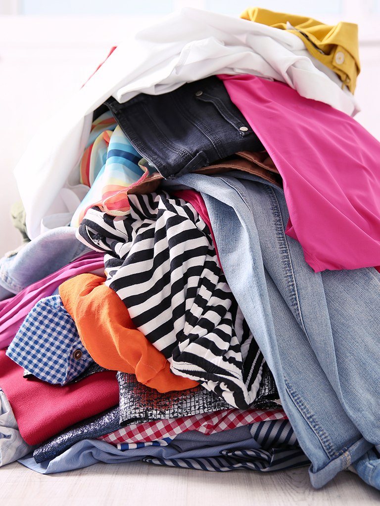 Ein Berg von Kleidungsstücken als Symbolbild für den Ratgeber der WGF zur Alttextilienentsorgung. Foto: Africa Studio, AdobeStock