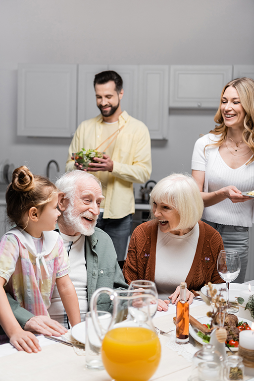 Senioren in ihrer barrierearmen Wohnung in Freital, besucht von ihren Kindern und Enkel. Foto: LIGHTFIELD-STUDIOS, AdobeStock