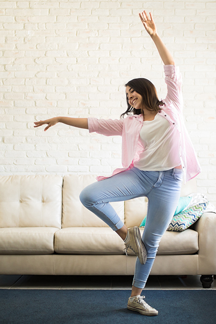 Junge Frau freut sich über ihre neue Single-Wohnung in Freital. Foto: AntonioDiaz, AdobeStock