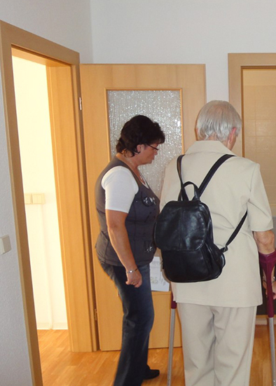 Künftige Mieter bei einer Wohnungsbesichtigung der WGF. Foto: WGF